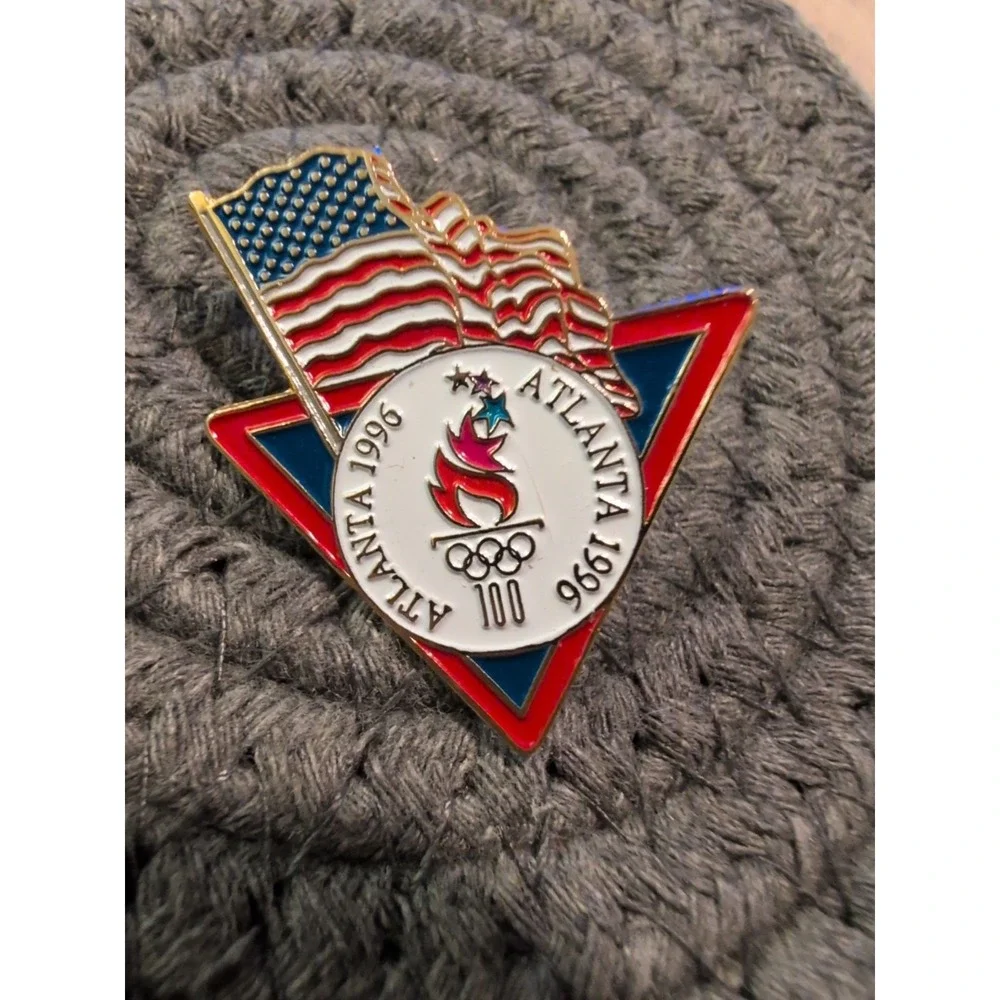 Olympic‎ Pin Badge~1996 Atlanta~Torch~American Flag~USA~red, white & blue